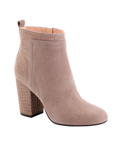 Botin de gamuza con tachuelas en el tacón en la parte trasera y en el reborde exterior de Guess